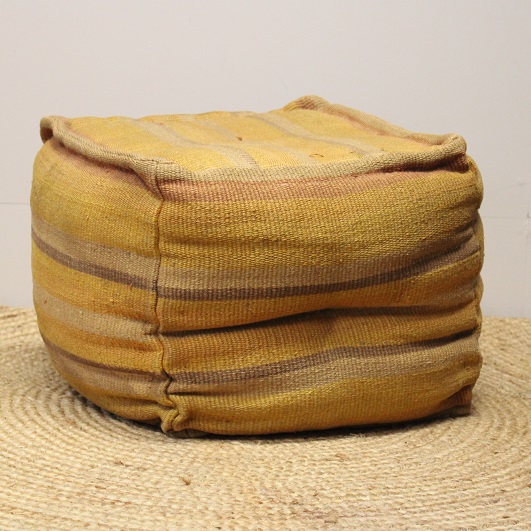 Poef okergeel vierkant