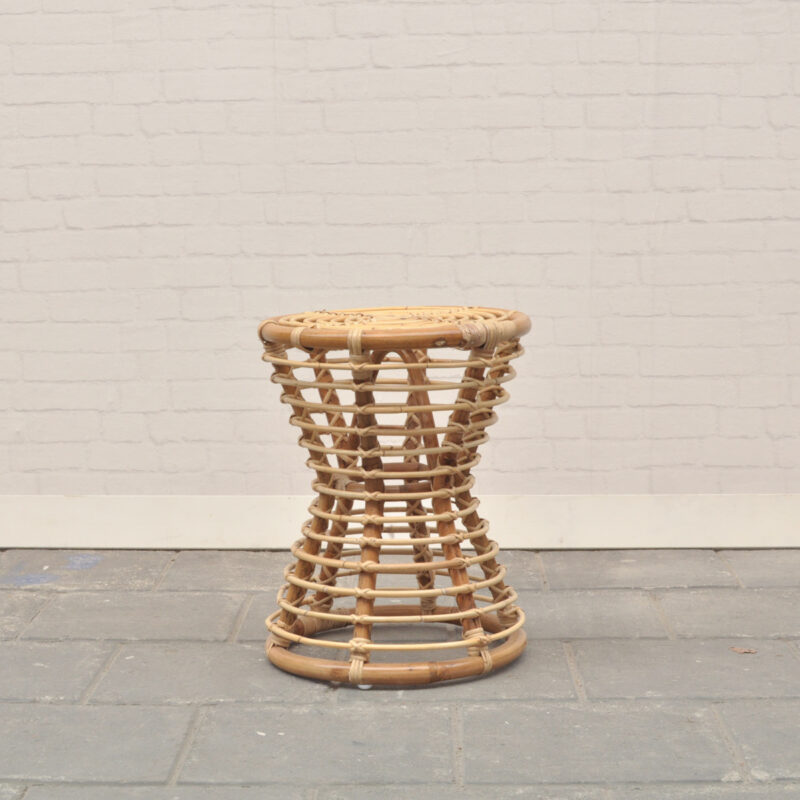 Rotan bijzettafeltje zandloper