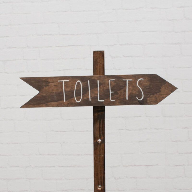 Wegwijzer toilets rechts